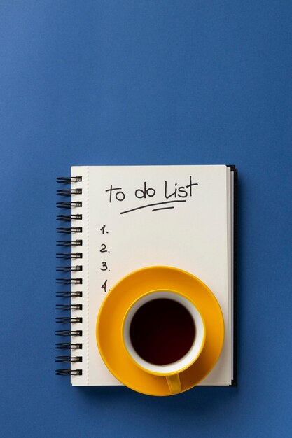 Ordinateur portable avec liste de tâches sur le bureau avec une tasse de café à côté