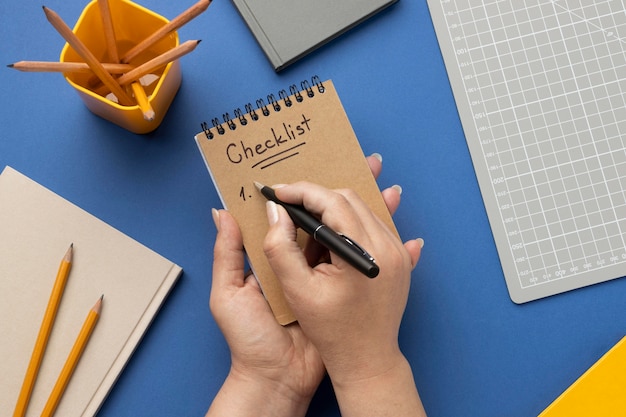 Ordinateur portable avec liste de tâches sur la vue de dessus du bureau