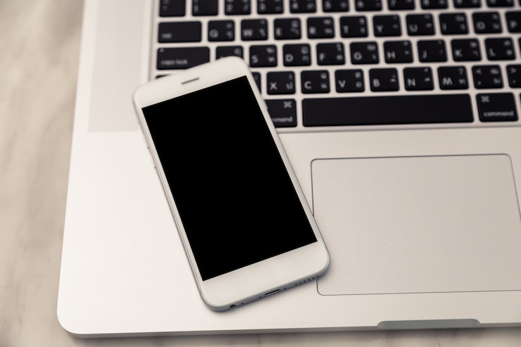Photo gratuit ordinateur portable avec un mobile sur
