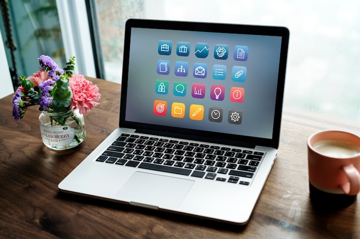 Photo gratuit ordinateur portable sur une table en bois