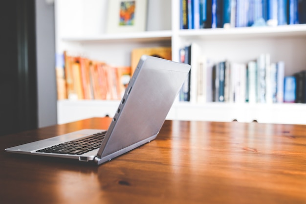 Ordinateur portable sur une table