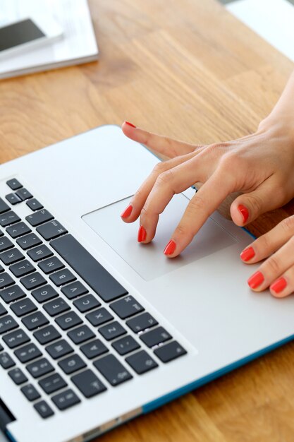 Ordinateur portable sur la table