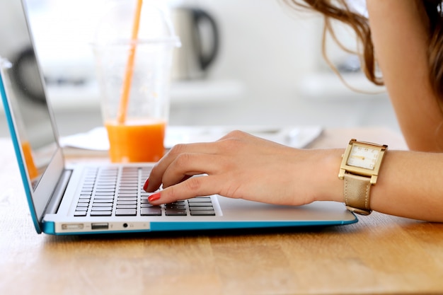 Ordinateur portable sur la table