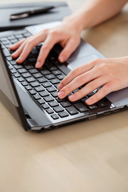 Ordinateur portable sur la table