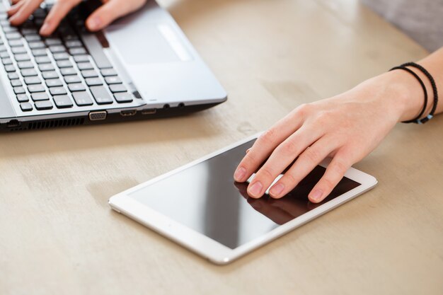 Ordinateur portable sur la table