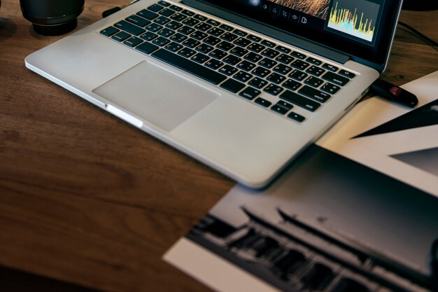 Un ordinateur portable sur une table