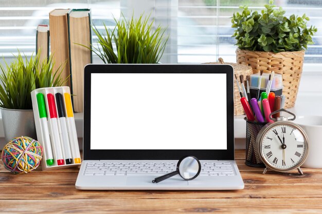 Ordinateur sur la table de bureau d'agence de voyages