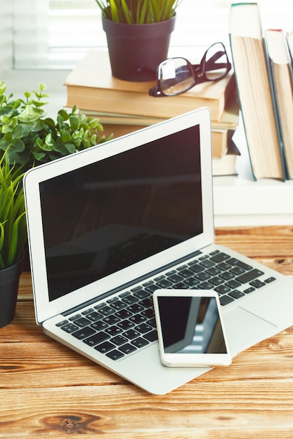 Ordinateur sur la table de bureau d'agence de voyages