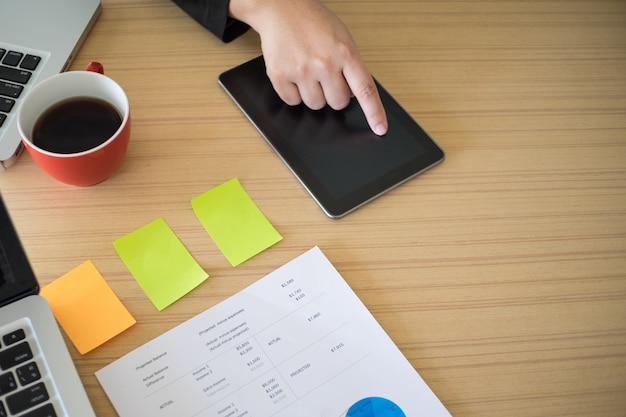 Ordinateur de tablette dans les mains des hommes. Man appuie sur l&#39;ordinateur de tablette vierge. Concept homme travaillant à la maison à l&#39;aide de tablette informatique. Espace libre pour le texte. Vue de dessus. Espace de copie.