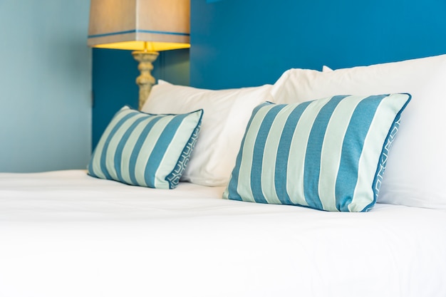 Oreiller confortable blanc sur l'intérieur de la décoration du lit