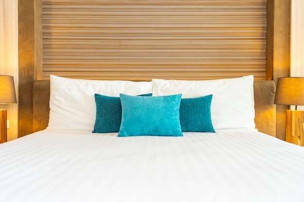 Photo gratuite oreiller confortable blanc sur l'intérieur de la décoration du lit