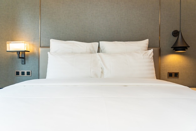 Oreiller confortable blanc sur l'intérieur de la décoration de lit de chambre