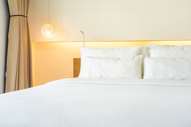 Oreiller et couverture blancs sur l'intérieur de décoration de lit de chambre à coucher