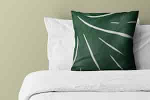 Photo gratuite oreiller sur lit avec motif vert