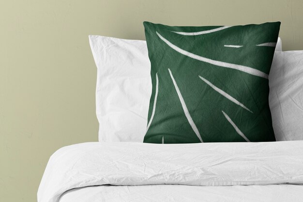 Oreiller sur lit avec motif vert