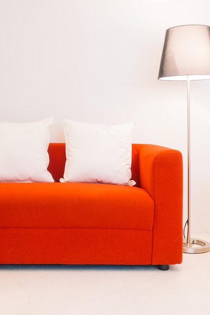 Photo gratuite oreillers rouges coussin intérieur modernes