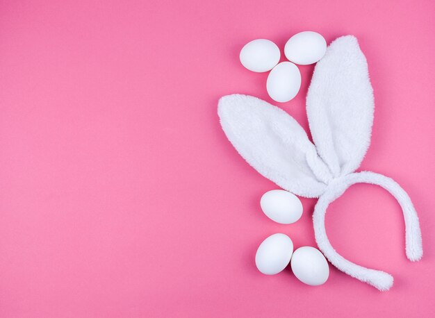 Oreilles de lapin avec des oeufs blancs sur la table