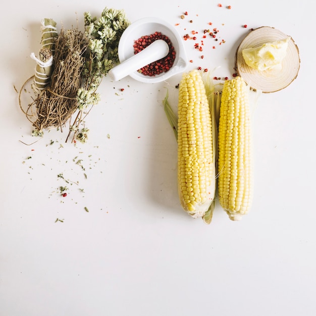 Oreilles de maïs et d&#39;herbes