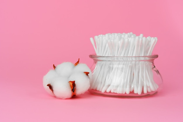 Oreillettes hygiéniques en coton dans une tasse en verre