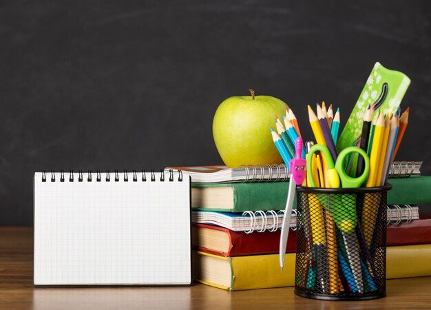 Organisation de la journée de l'éducation sur une table avec un bloc-notes