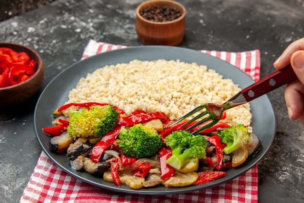 Orge perlé vue de face avec de savoureux légumes cuits