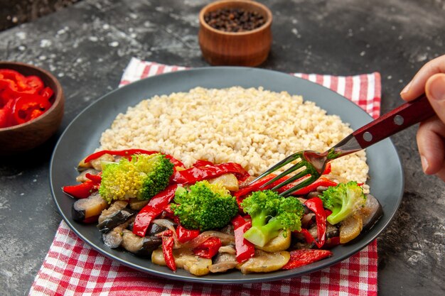 Orge perlé vue de face avec de savoureux légumes cuits