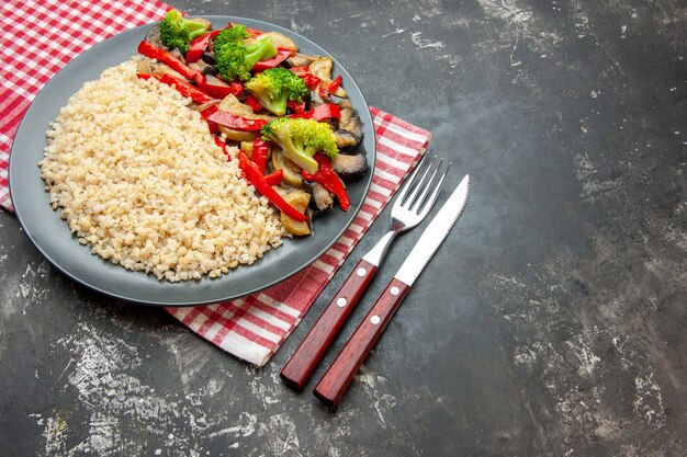 Orge perlé vue de face avec de savoureux légumes cuits