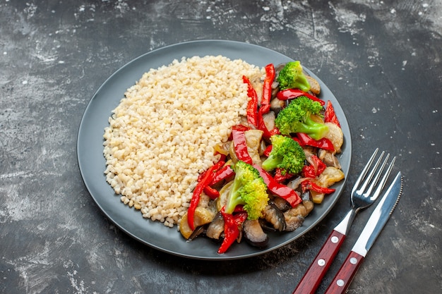 Orge perlé vue de face avec de savoureux légumes cuits