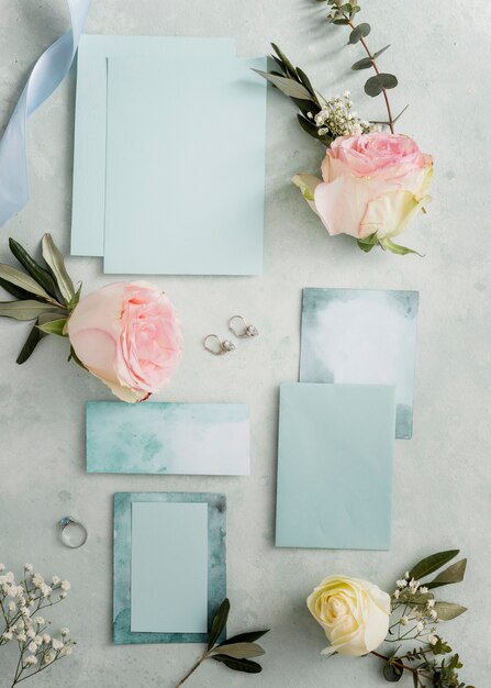 Ornamens floraux et carte de mariage sur table