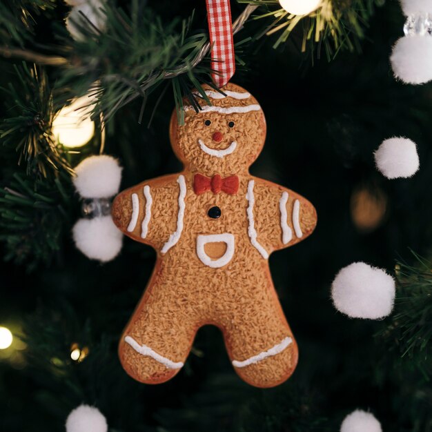 Ornement de bonhomme en pain d'épice sur l'arbre de Noël