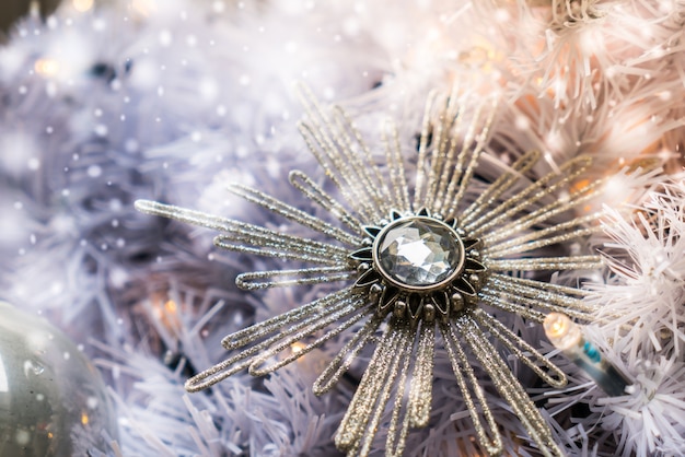 Photo gratuite ornement de noël sur un arbre