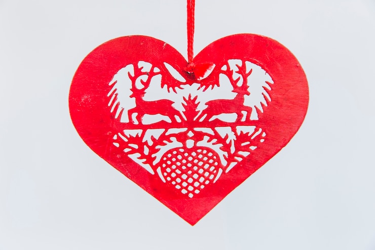 Photo gratuit ornement de noël en forme de coeur rouge sur fond blanc