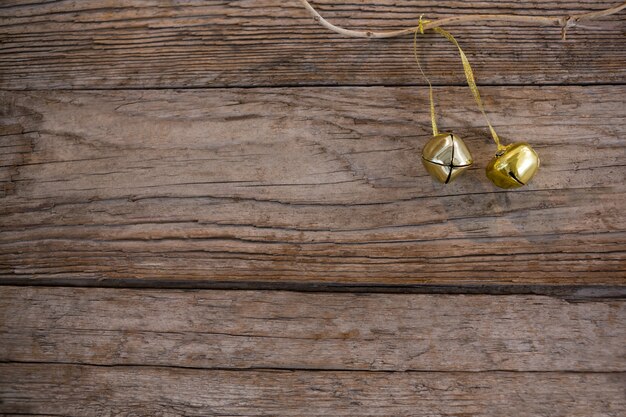 Ornement de Noël d&#39;or sur une table en bois