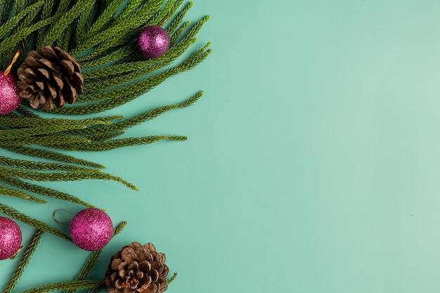 Ornement De Noël Placé Sur Fond Vert Clair