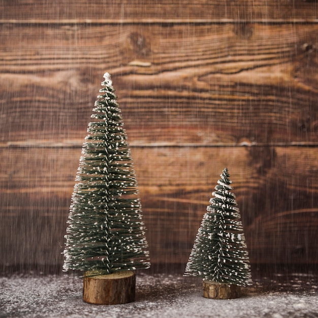 Ornement de sapins de Noël entre les chutes de neige