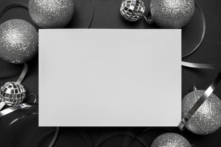 Photo gratuit ornements de noël gris sur table noire