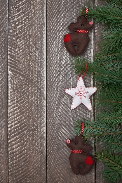 Ornements de Noël mignons pendu sur la branche