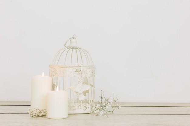 Ornements romantiques avec des bougies et une cage