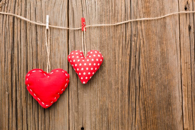 Ornements de Saint Valentin sur fond de bois