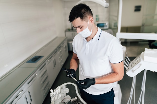 Orthodontiste vérifiant le matériel chirurgical