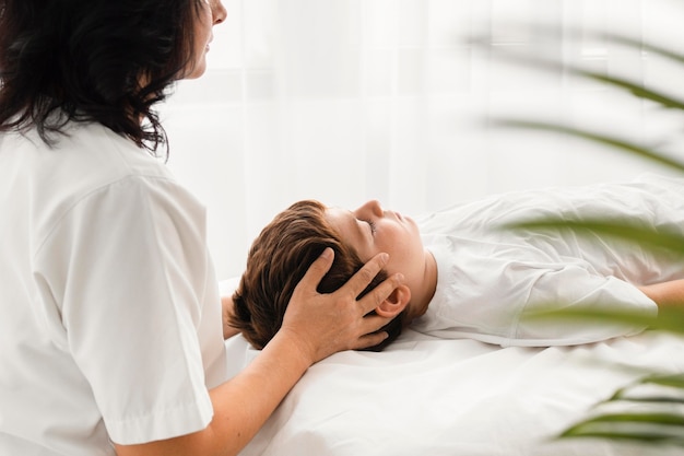 Ostéopathe traitant un enfant à l'hôpital