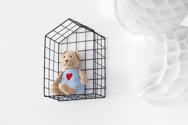 Photo gratuite ours en peluche dans une cage