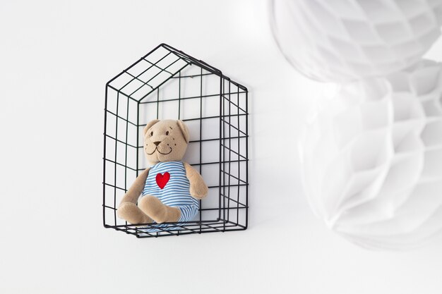 Ours en peluche dans une cage