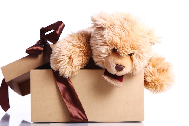 Photo gratuite ours en peluche mignon dans la boîte cadeau