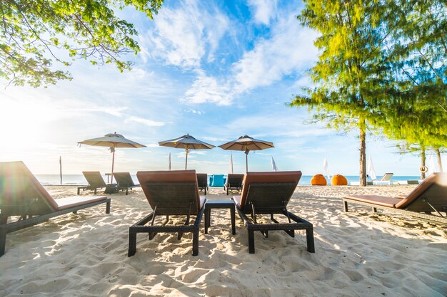 Outdoor avec parasol et chaise