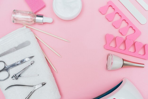 Outils d'accessoires de soins des ongles copie espace fond rose