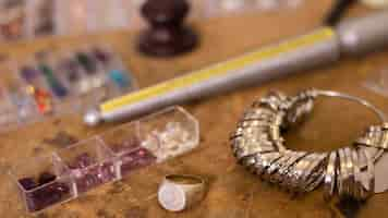 Photo gratuite outils de bijoux en gros plan