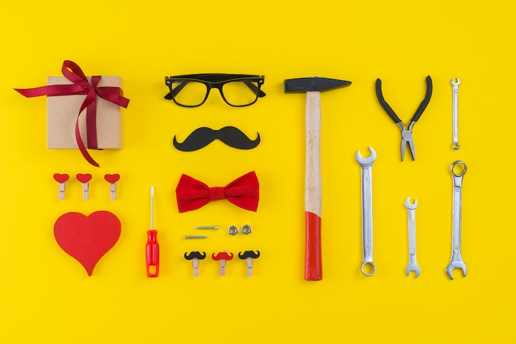 Photo gratuit outils avec boîte-cadeau, moustache en papier et coeur