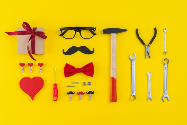 Outils avec boîte-cadeau, moustache en papier et coeur