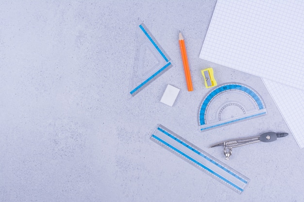 Outils de bureau ou d'école avec du papier et des crayons